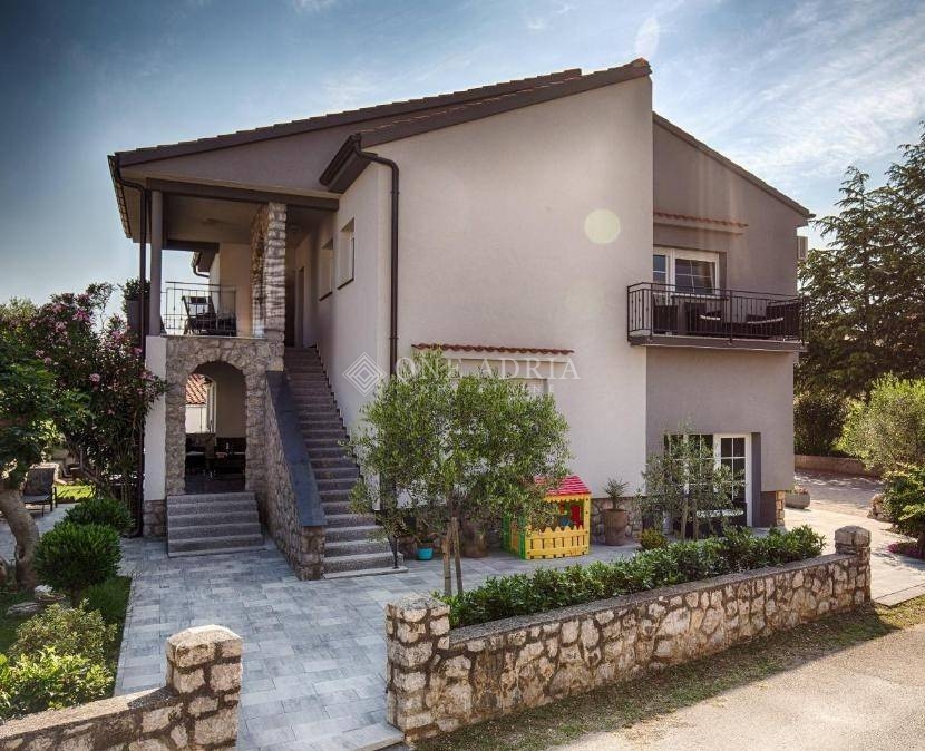 VILLA SA 5 STANOVA NA LIJEPOJ LOKACIJI!! – 2