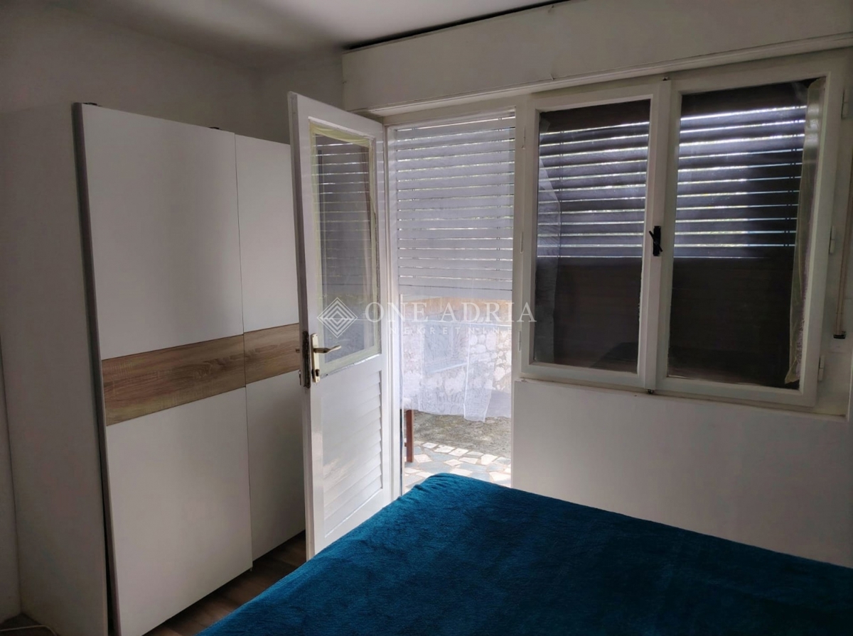 DVIJE KUĆE U NIZU S OKUĆNICOM I POMOĆNIM OBJEKTOM – 2