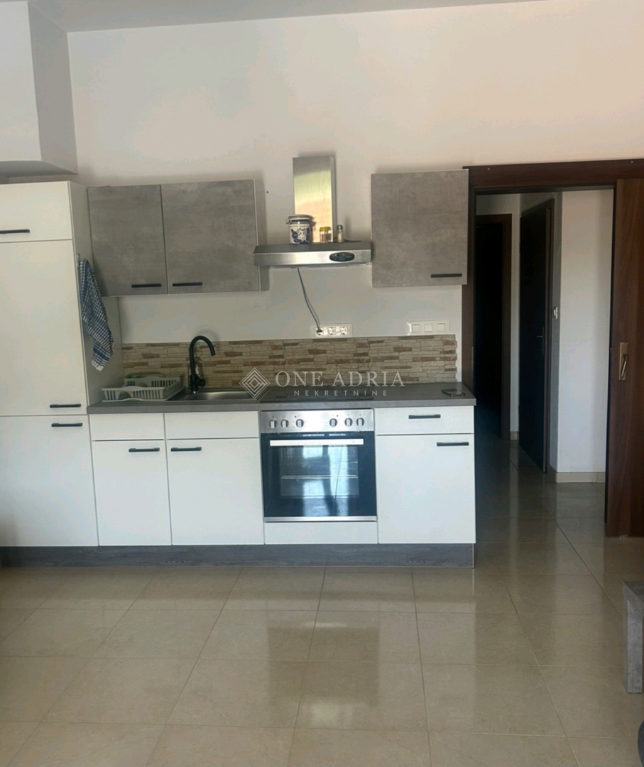 APARTMAN SA BAZENOM, 200m OD MORA! – 2