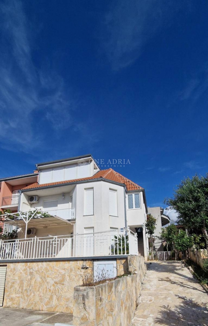 KUĆA SA 4 APARTMANA, PARKING, NAMJEŠTENA, POGLED!! – 2