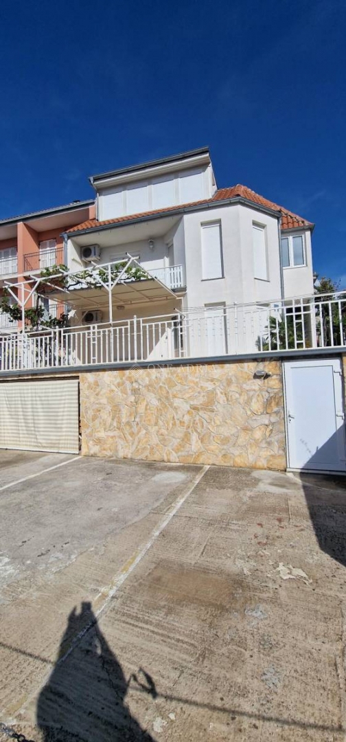 KUĆA SA 4 APARTMANA, PARKING, NAMJEŠTENA, POGLED!! – 3
