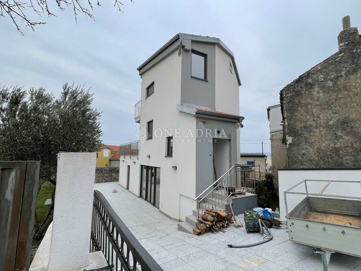 ATRAKTIVNA VILA SA BAZENOM BLIZU MORA – 2