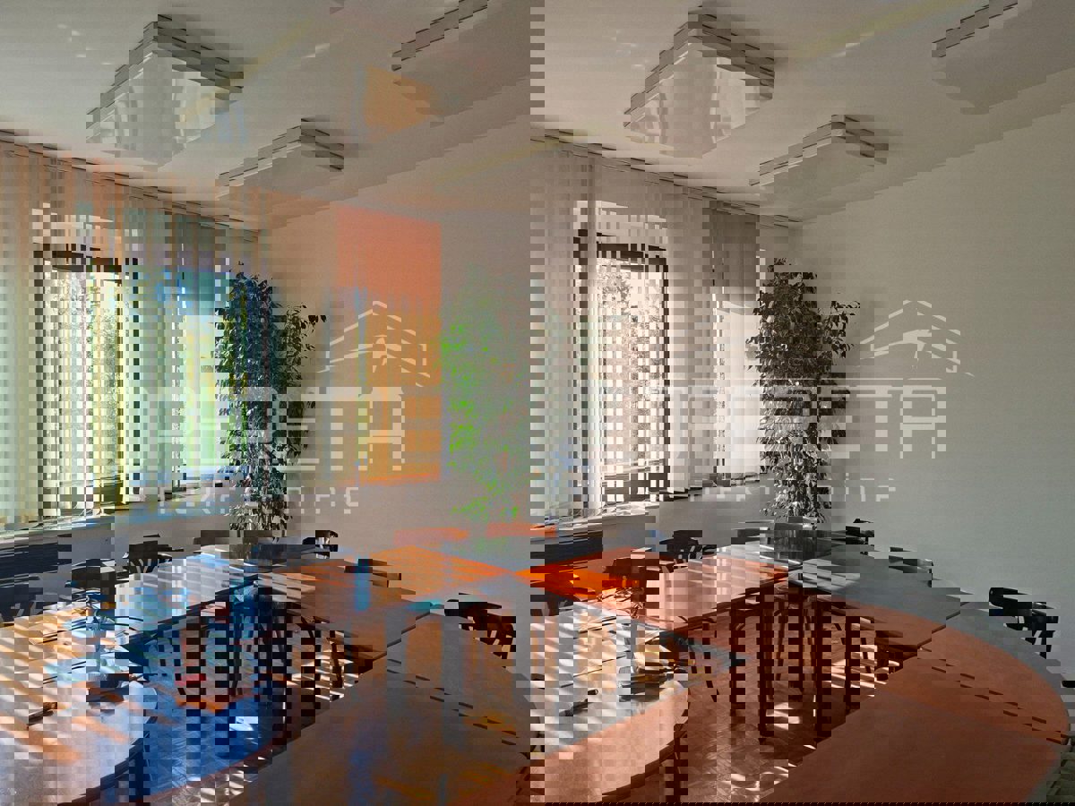 Locale commerciale VARAŽDIN, 303 €