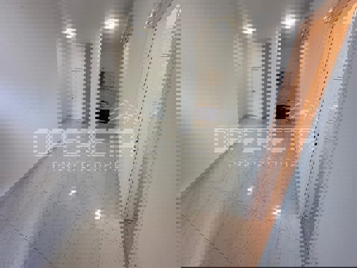 Locale commerciale SPLIT, 850 €