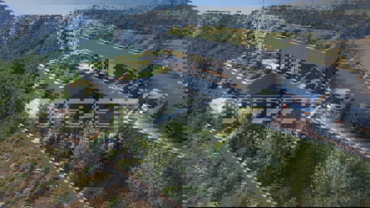 Terreno OMIŠ, 500.000 €