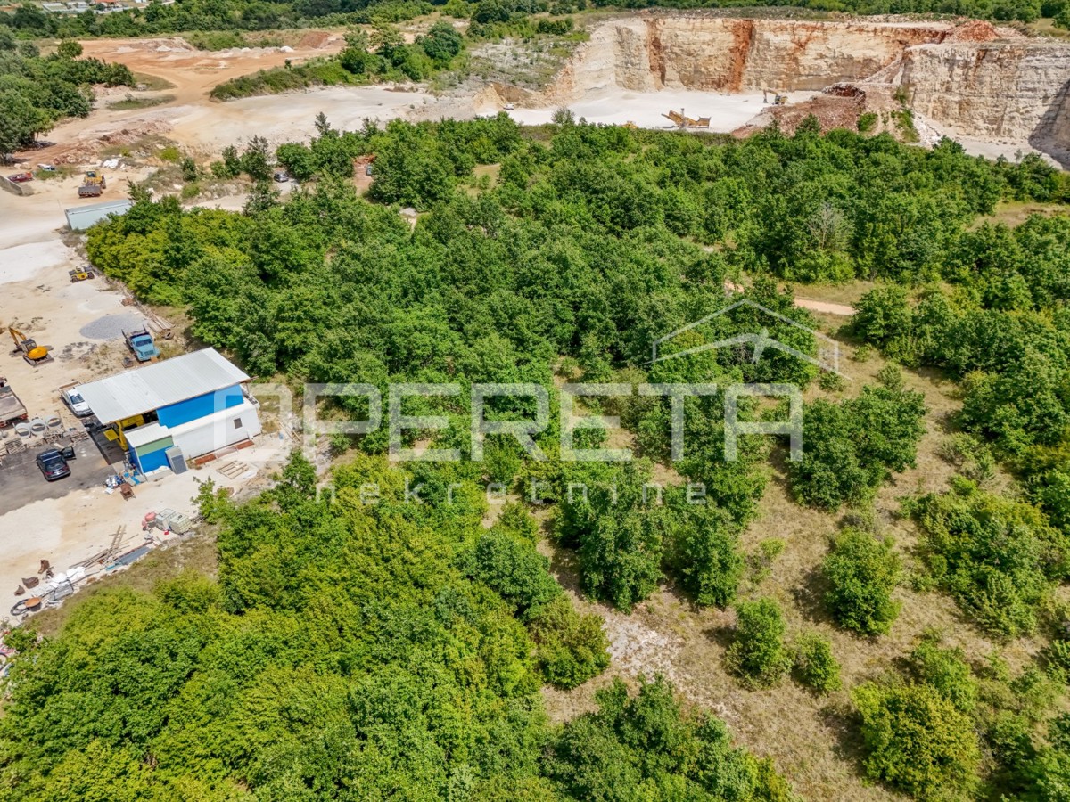 Bibići – Industriegrundstück (Zone I1), 2.377 m² mit Infrastruktur und Zufahrt – 3
