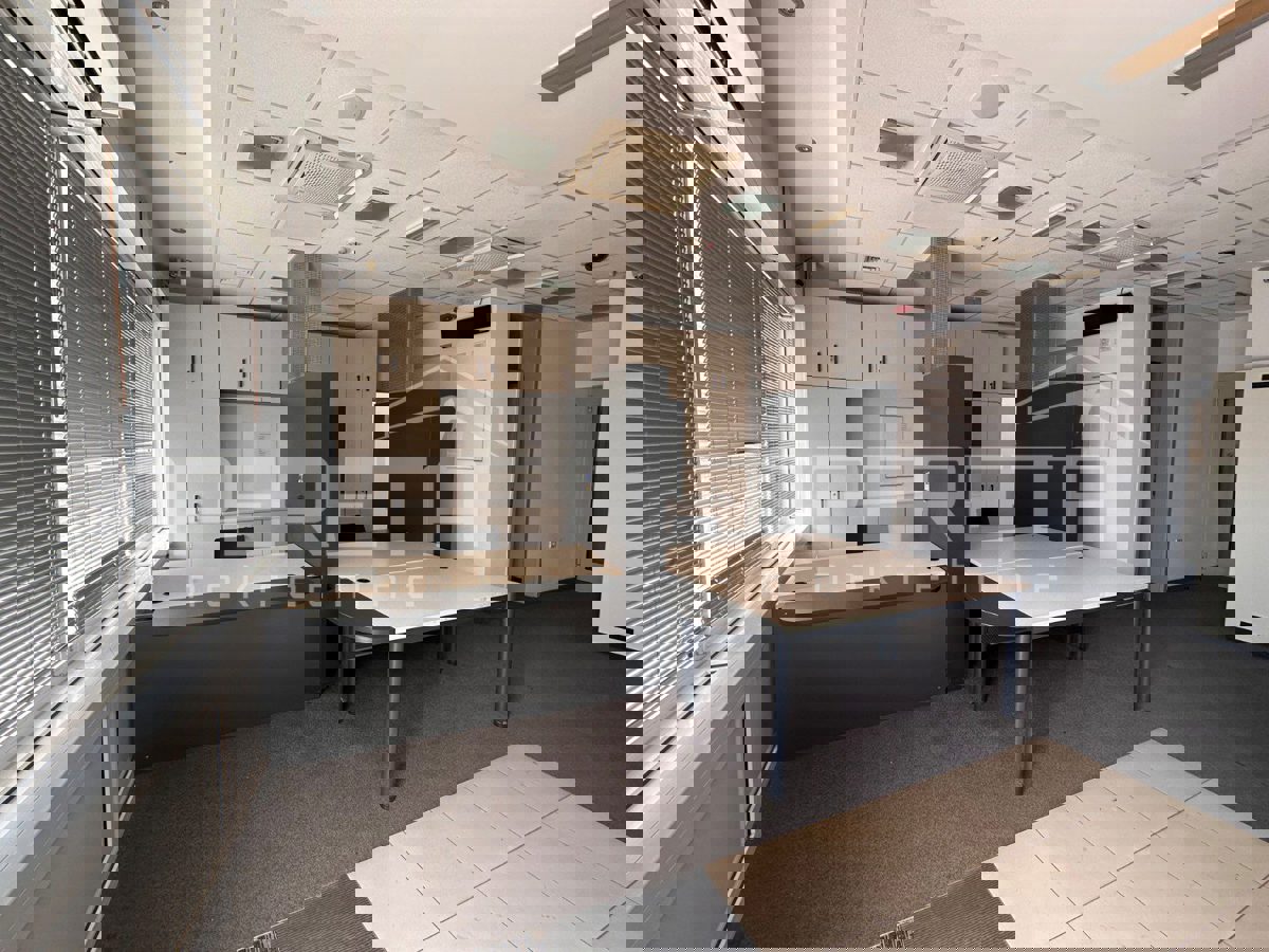 Locale commerciale SPLIT, 4.000 €