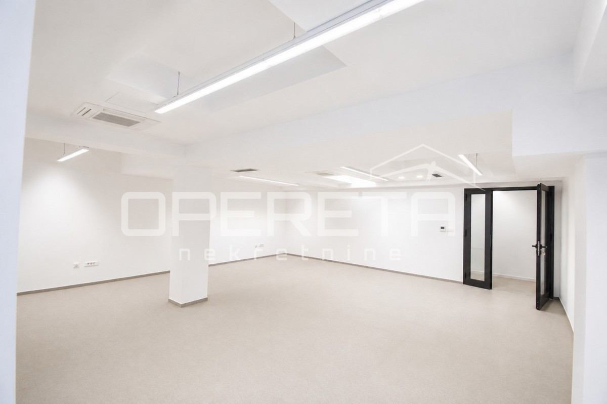 Split 3 – poslovni prostor 940 m2 s 22 pisarnami in recepcijo – 2
