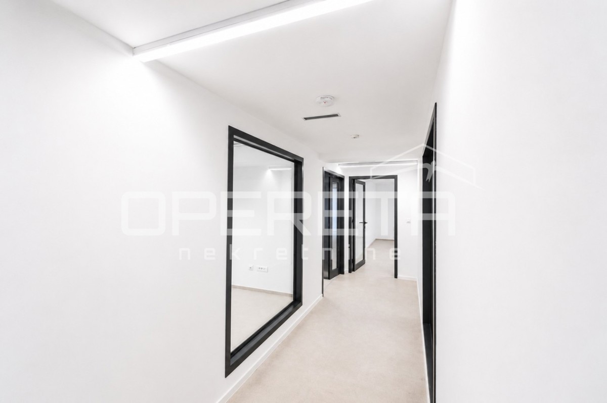 Split 3 – poslovni prostor 940 m2 s 22 pisarnami in recepcijo – 3