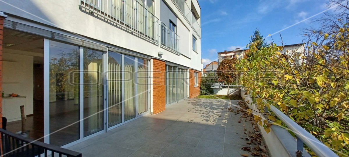 Locale commerciale ZAGREB, 2.600 €