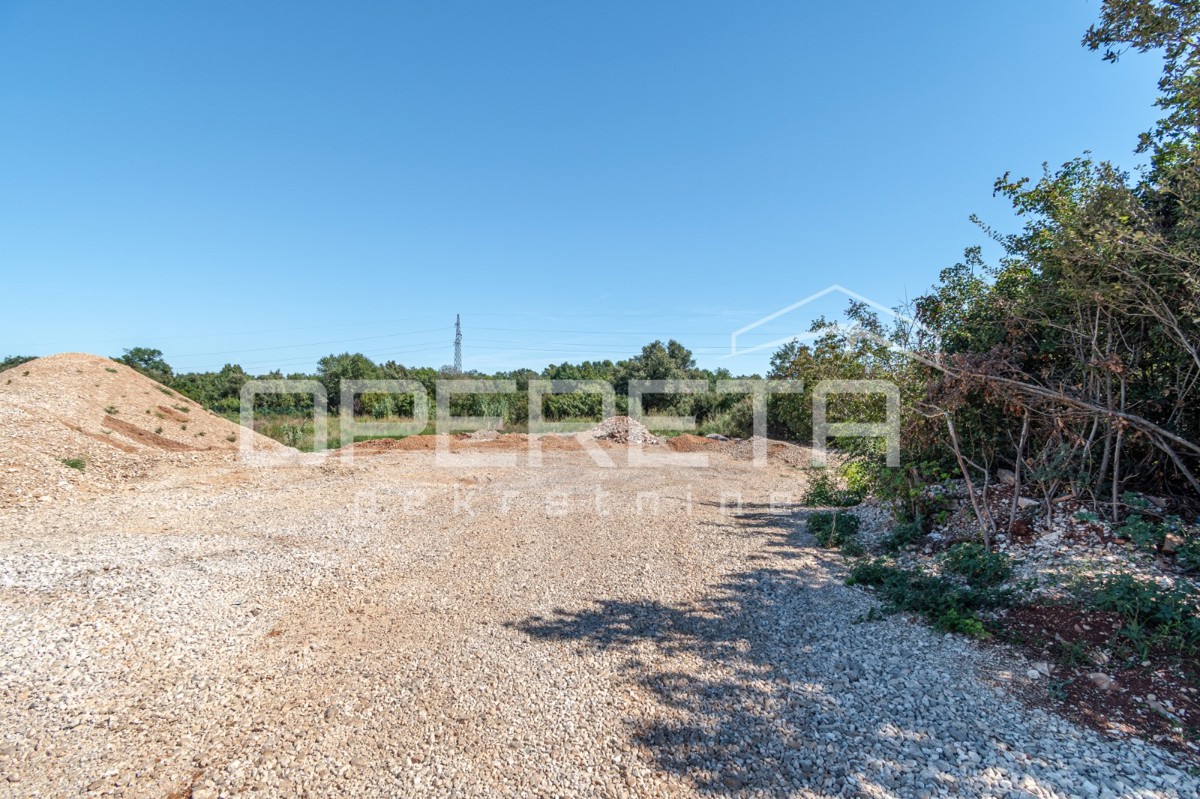 Istrien, Pula – Gewerbegrundstück 2.340 m², Zonen I2 und K1 – 2