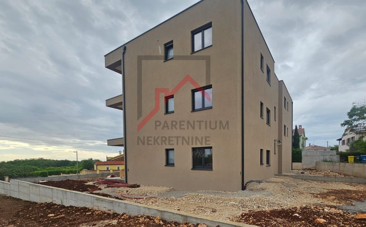 Pritlično stanovanje z dvema spalnicama in velikim dvoriščem