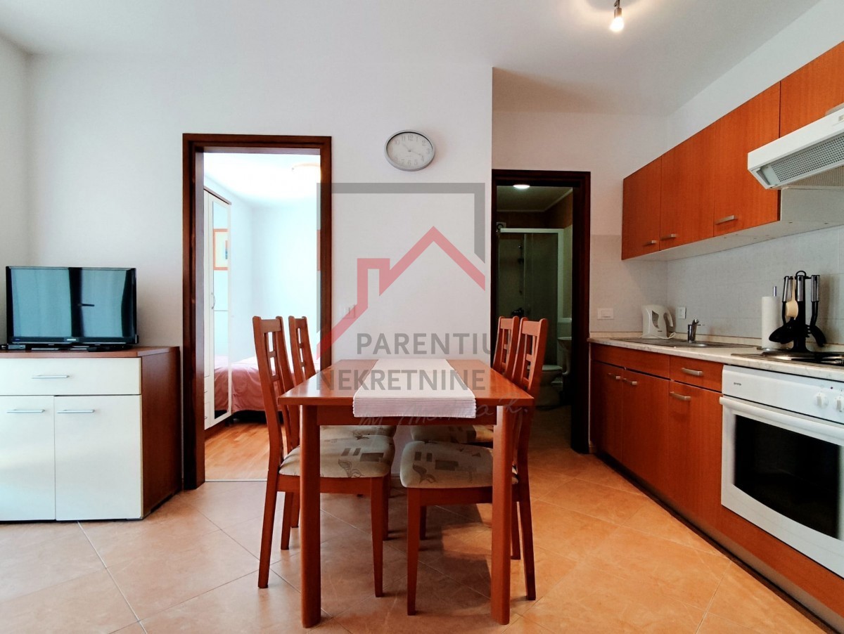 Istra, stan Novigrad – dva apartmana na 1. katu, terasa s kaminom, bazen i parking