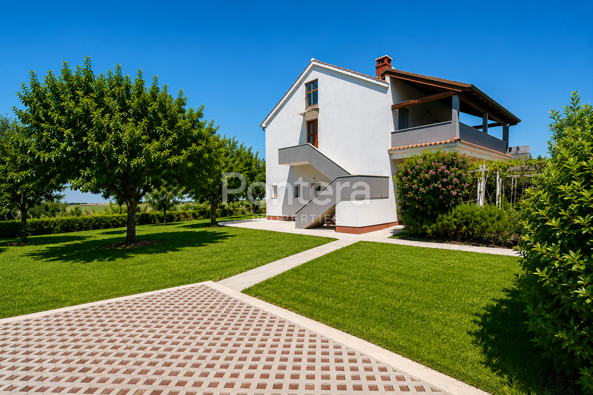 ISTRA, POREČ potpuno renoviran dvosoban stan s terasom od 27 m² i okućnicom od 225,70 m²