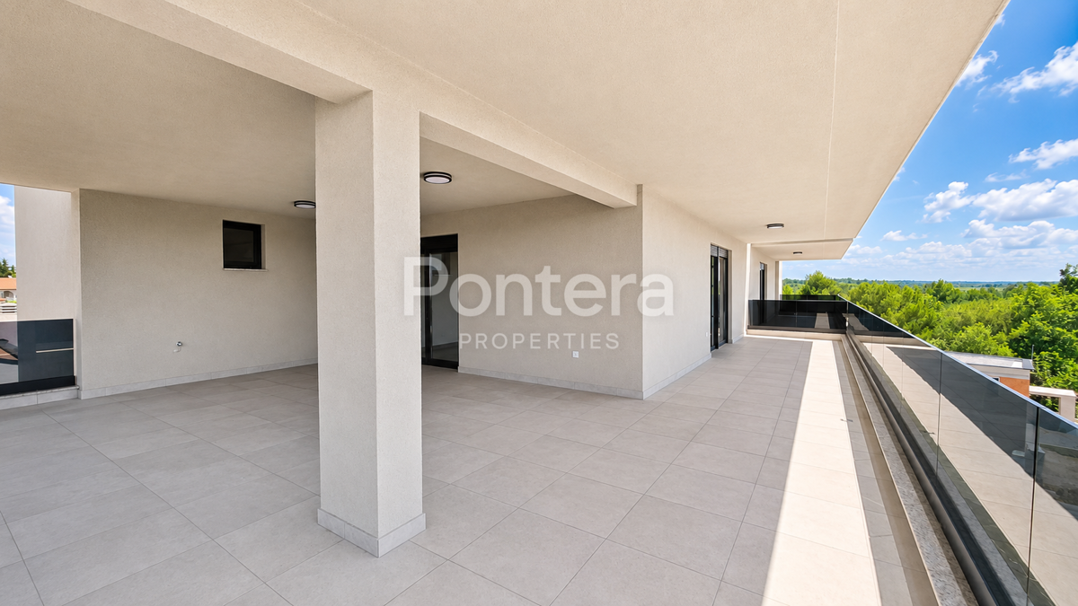 ISTRA, POREČ – prostrani penthouse s krovnom terasom od 130 m², 800 m od mora