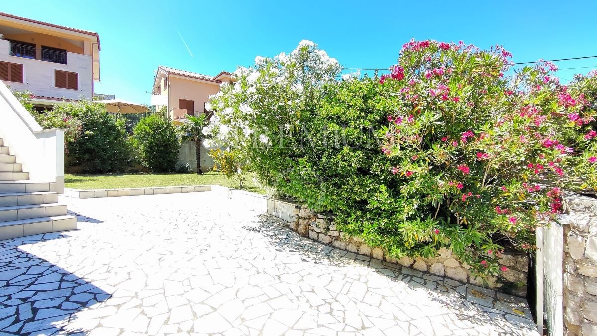 Šilo, apartman 80 m od plaže, s okućnicom i pogledom na more! – 2