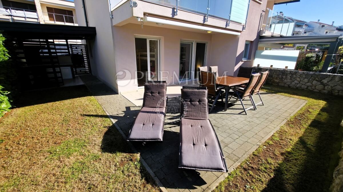 Njivice, opremljeno pritlično stanovanje z veliko okolico! – 3