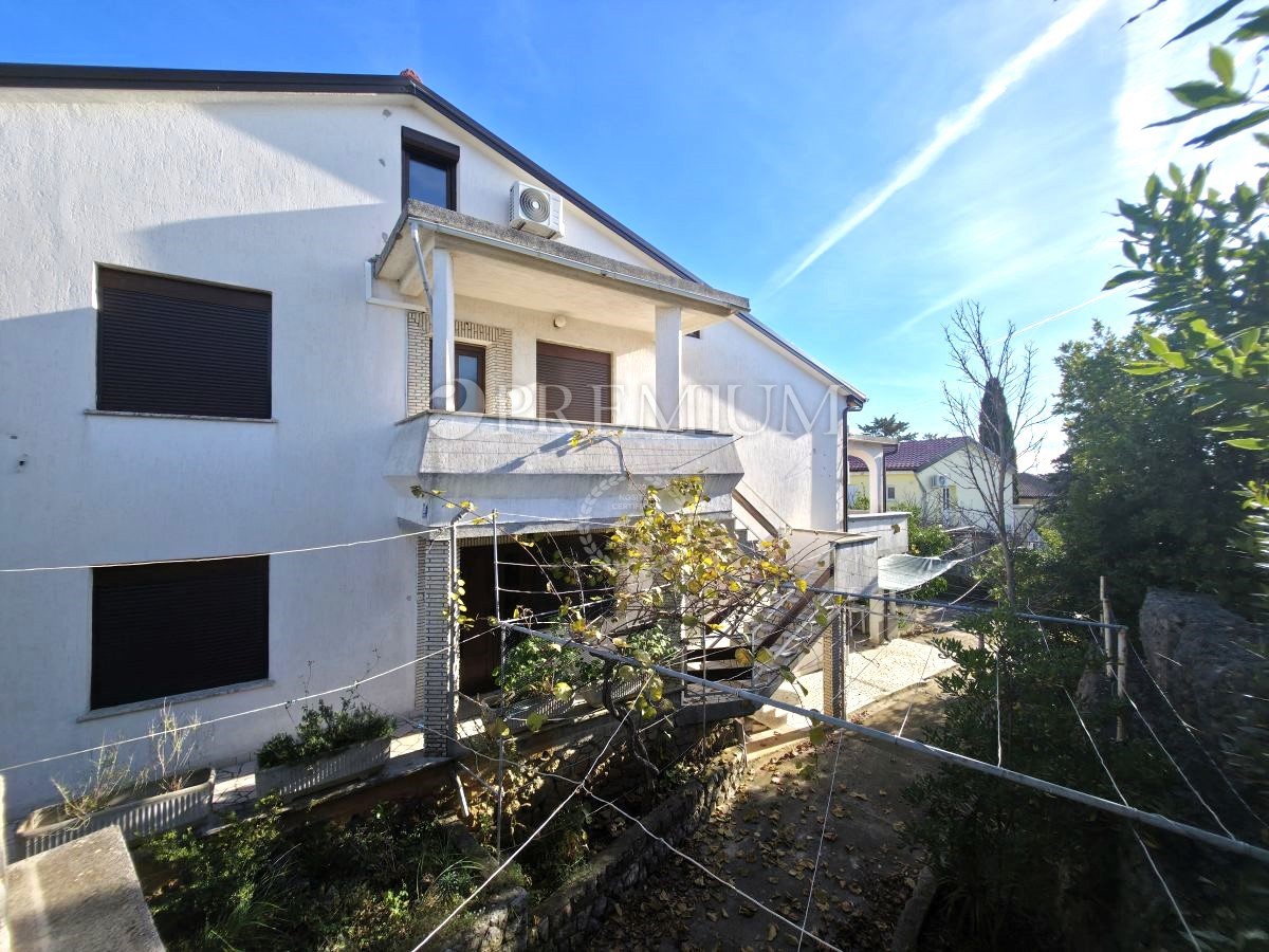 Grad Krk, kuća s tri apartmana u blizini mora! – 2
