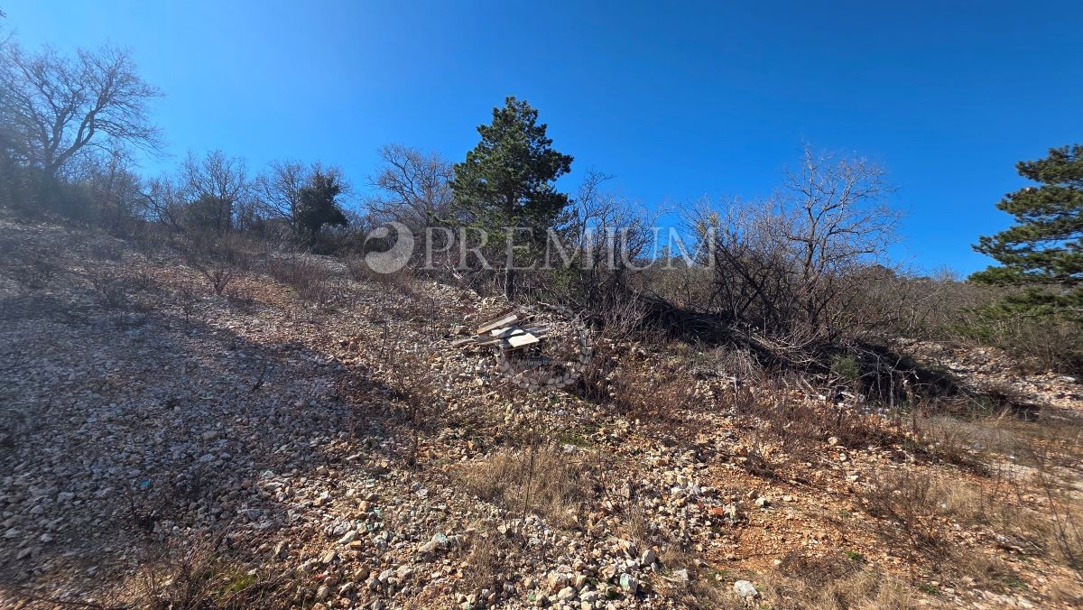 Vrbnik, prostrano zemljište, pogled na more! – 2
