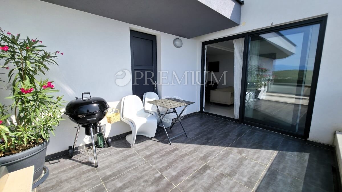 Njivice, 2 namještena apartmana s lijepim pogledom na more – 3