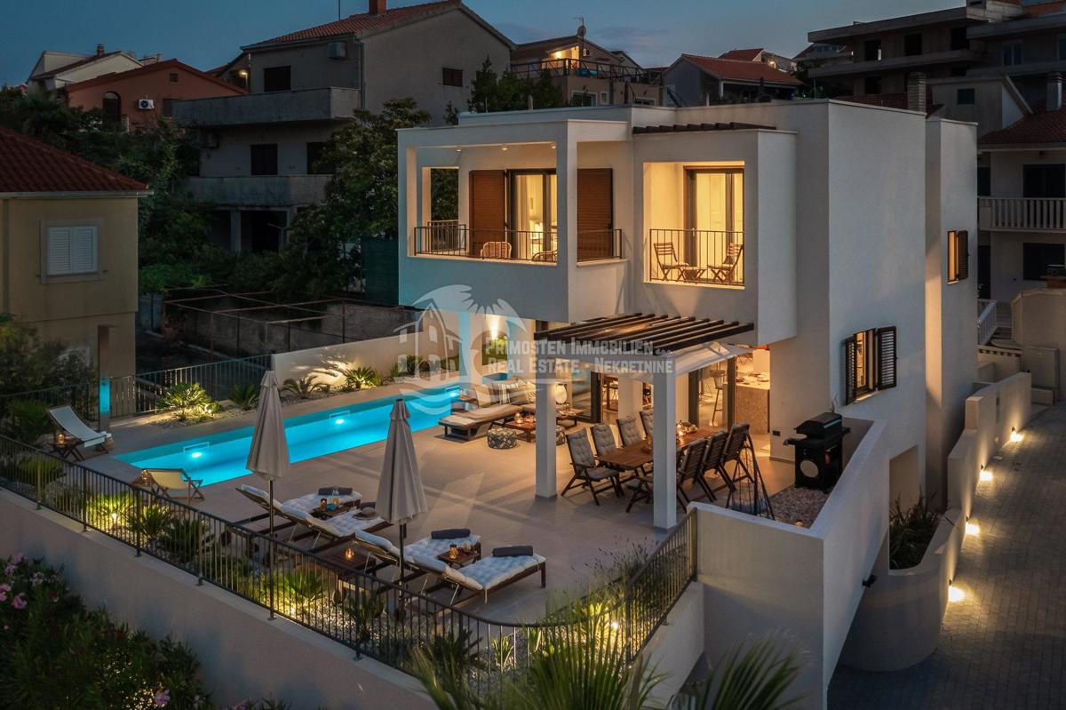 Okrug/Luksuzna vila 30 m od mora – 2