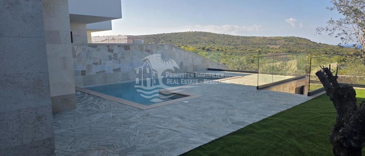 Primošten/Luksuzna triplex vila sa bazenom S1 – 2