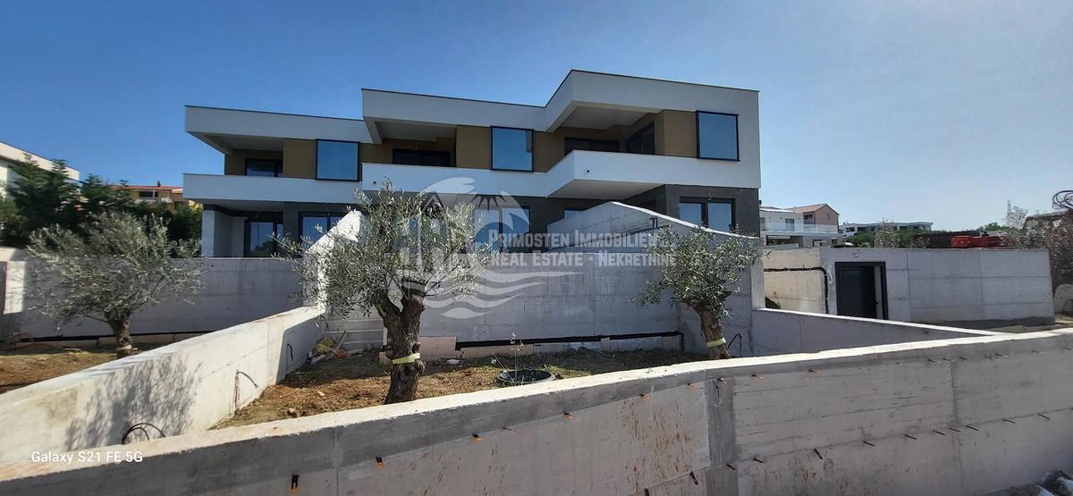 Primošten/Luksuzna triplex vila sa bazenom S1 – 3