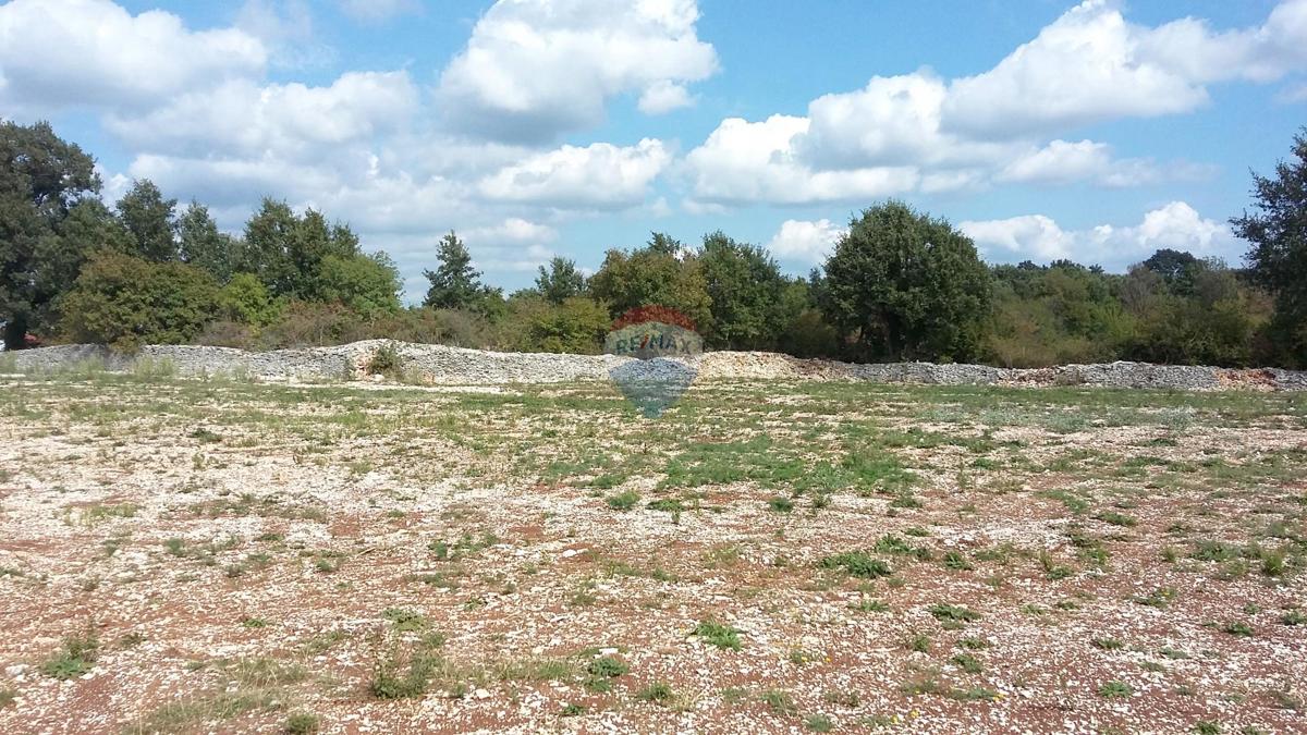 Участок KANFANAR, 65.000 €