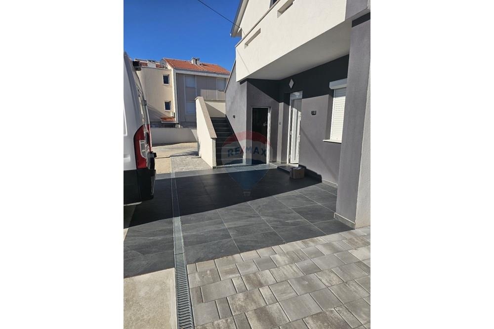 Novalja - Kuća s tri apartmana – 2