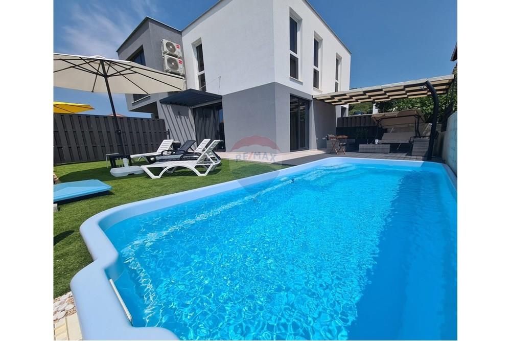 Дом NOVALJA, 590.000 €