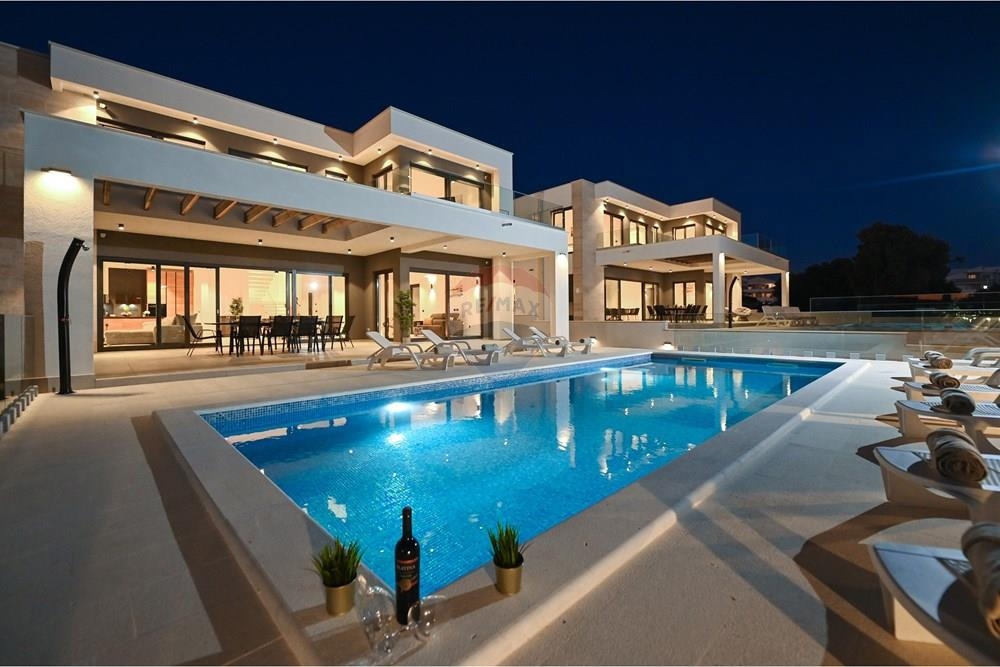 Дом NOVALJA, 1.390.000 €