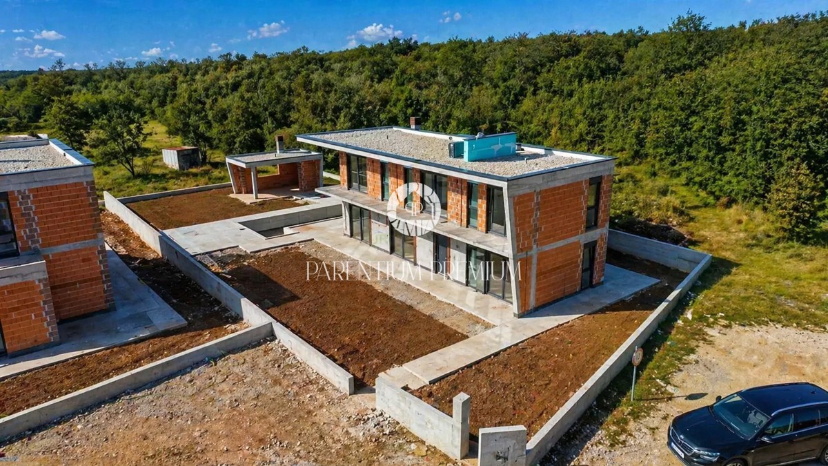 Moderna vila sa bazenom i prostranom okućnicom