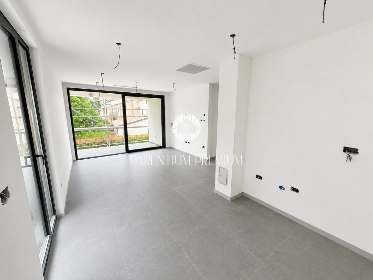 Fully furnished modern apartment on the first floor with a large rooftop terrace