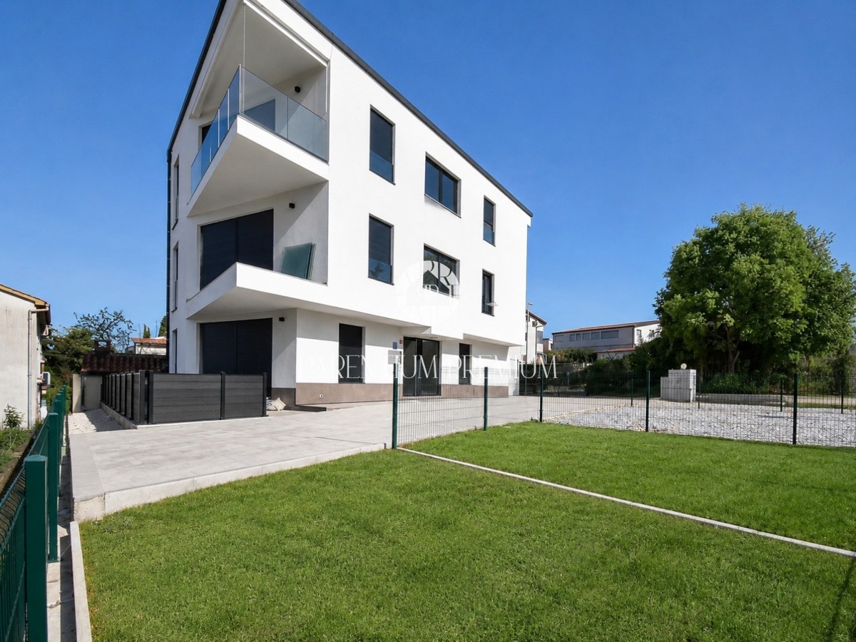 Apartment in a modern building with a yard, 400m from the beach