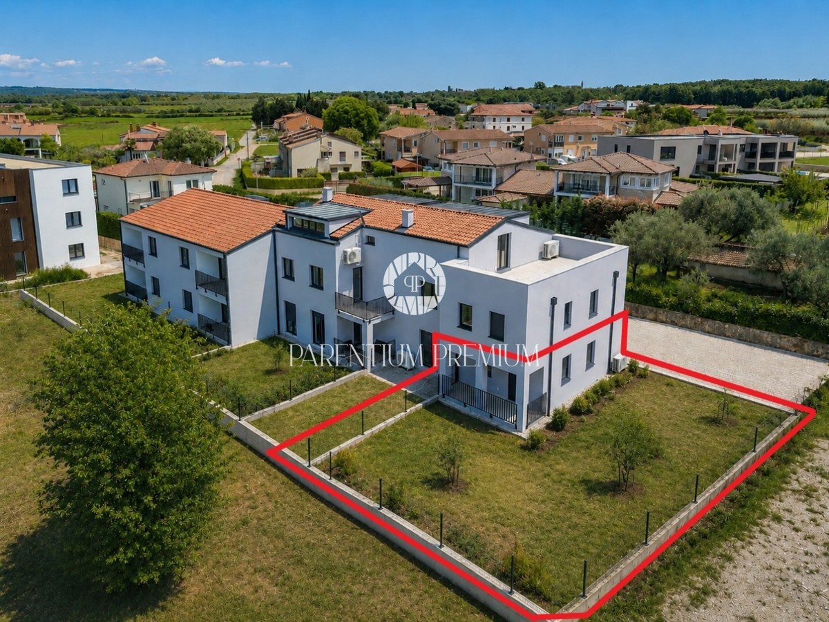 Dvoetažni stan s dvorištem i pogledom na more
