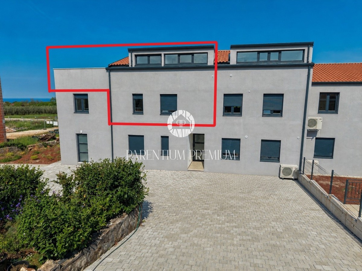 Dvoetažni stan s velikom terasom i pogledom na more