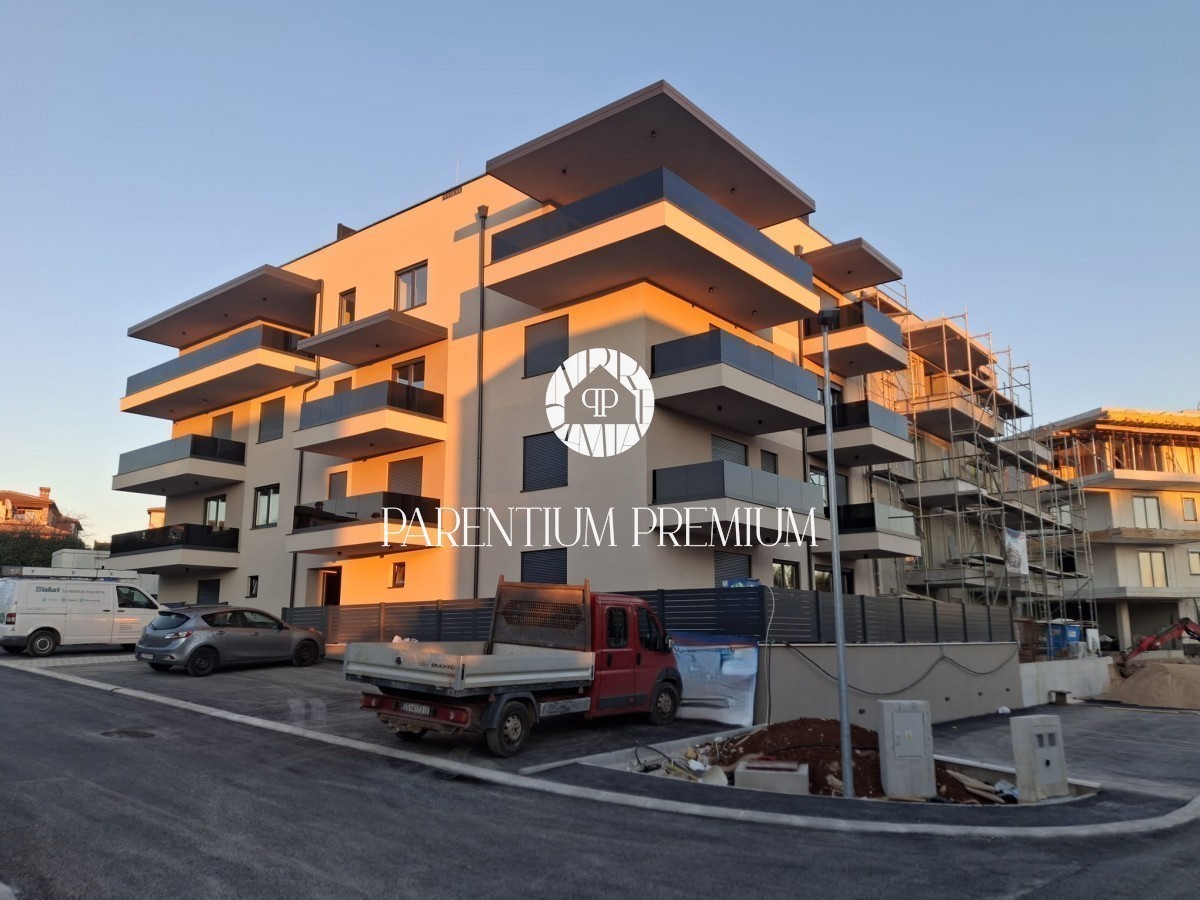 Stanovanje z 2 terasama v stavbi z dvigalom 700m od morja