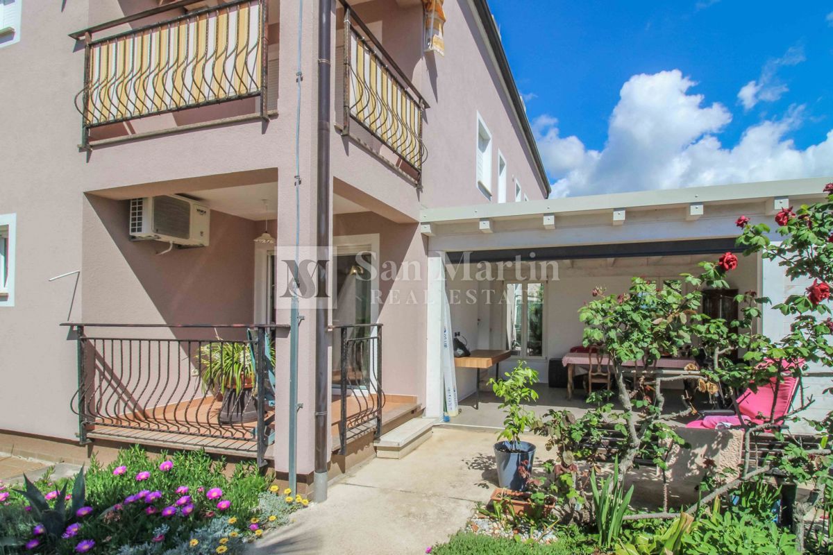 APARTMENT, 900m FROM THE SEA, 190m2 GARDEN