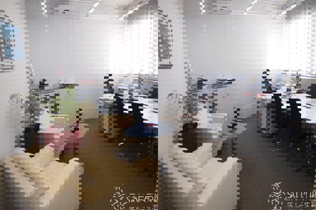 Locale commerciale ZAGREB, 8.229 €