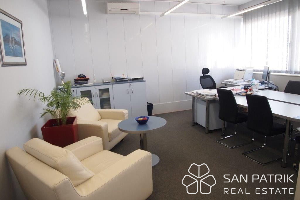 Locale commerciale ZAGREB, 8.229 €