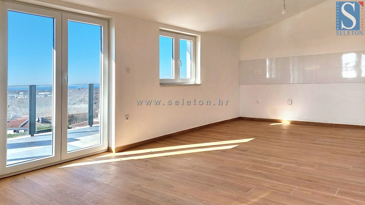 Istra, Poreč, novi stan od 82 m2 s pogledom na more u okolici Poreča, 2 parkinga i spremište (3.KD)