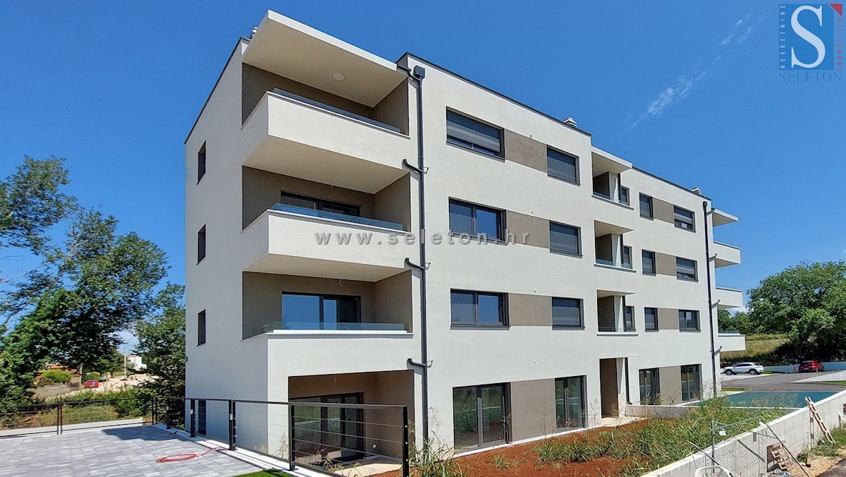 Poreč - novi moderni stan od 88 m2 s vrtom, 2 parkinga