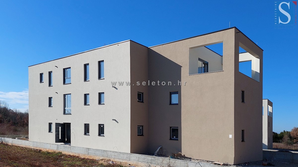 Istra, Poreč, novi stan od 91 m2, 1. kat, cca 800 m od mora (zračne linije)