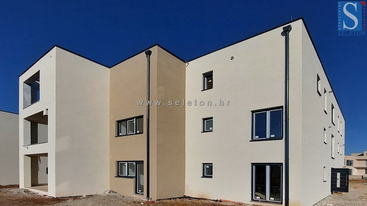 Istra, Poreč, novi stan od 95 m2 s vrtom površine 115 m2, cca 800 m od mora (zračne linije)