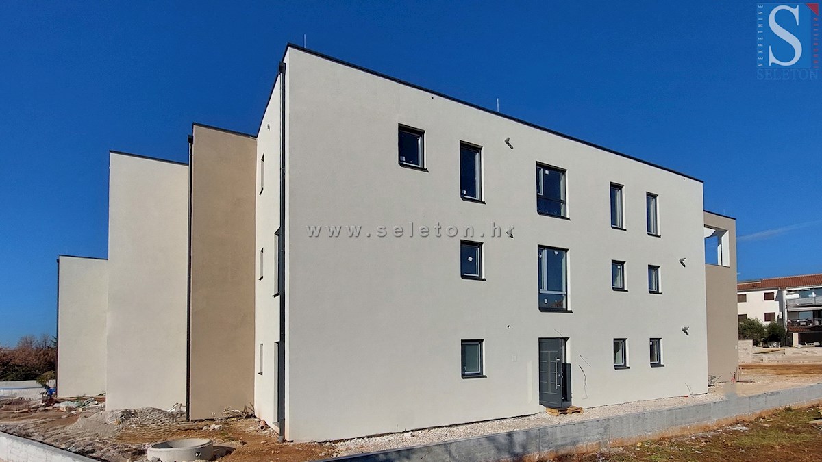 Istra, Poreč, novi stan od 95 m2 s vrtom površine 115 m2, cca 800 m od mora (zračne linije)