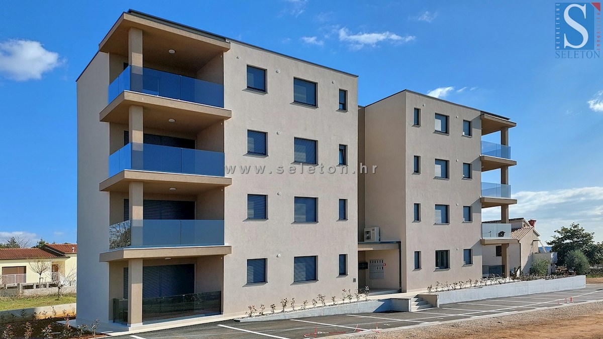 Poreč, new apartment of 67 m2 with a private garden of 180 m2, 2 parking spaces, storage room
