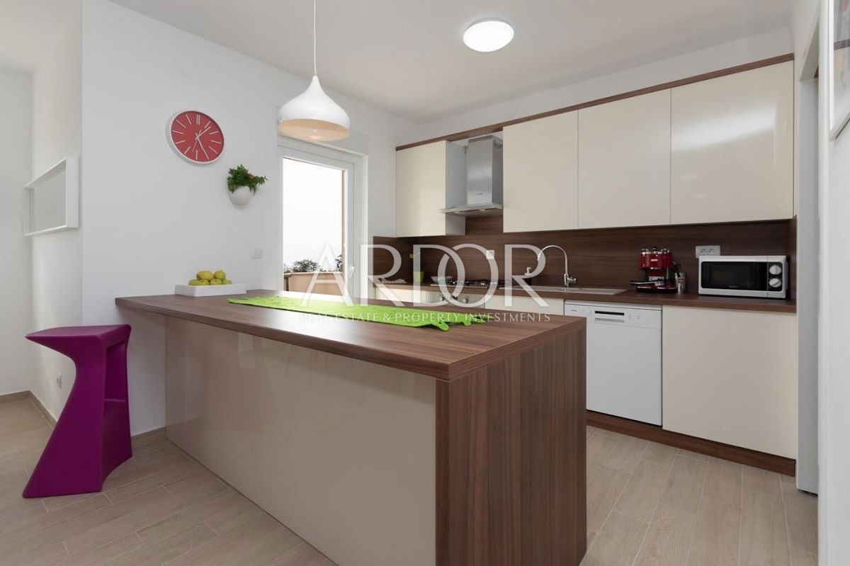 Appartamento KOSTRENA, 1.400 €