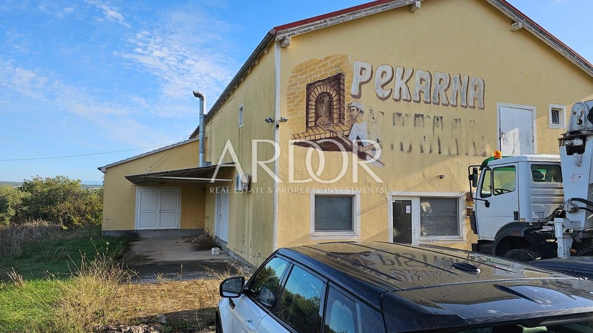 Locale commerciale PAŠMAN, 450.000 €