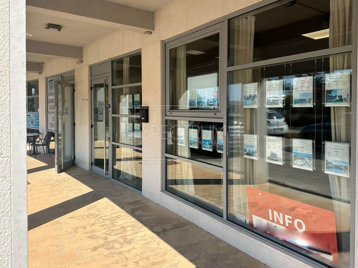 Locale commerciale NOVIGRAD, 429.000 €