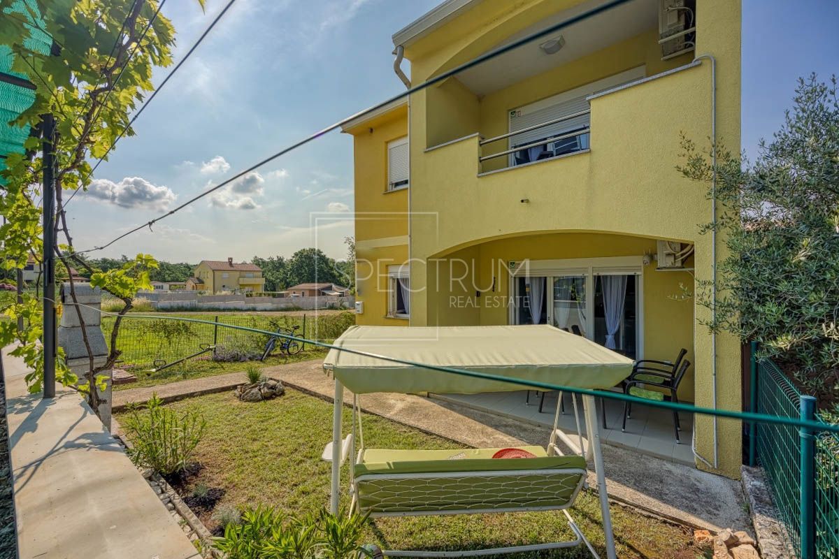 Novigrad okolica, 2 stana 350 m od mora!
